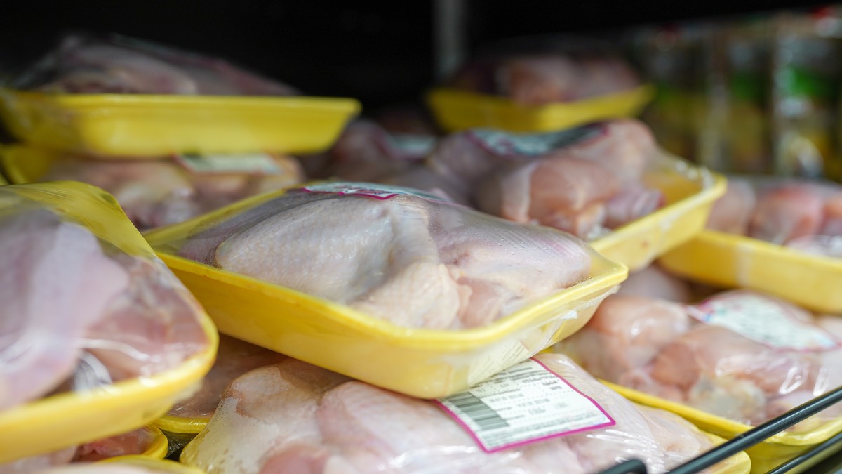 Radnik sa farme živine mi je otkrio kako da uklonim hemikalije iz piletine kod kuće 