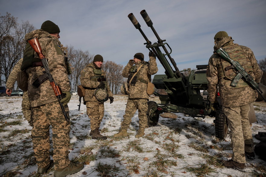Ukraińscy żołnierze demonstrują armatę przeciwlotniczą ZU-23-2 w pobliżu Kijowa, Ukraina, 30 listopada 2023 r.