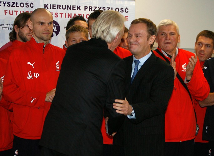 Premier Tusk powitał na Okęciu polską reprezentację piłkarską