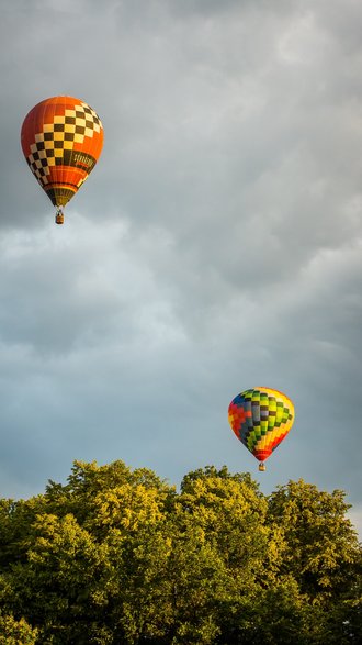 II Zawody Balonowe "In The Silesian Sky" - start balonów świtem z pszczyńskiego parku zamkowego - 25.06.2022 r. - autor: Andrzej Grynpeter