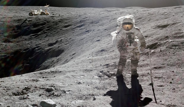 Ilustracija: Astronaut Čarls M. Djuk mlađi sakuplja lunarne uzorke na stanici br. 1 tokom prve aktivnosti Apola 16 