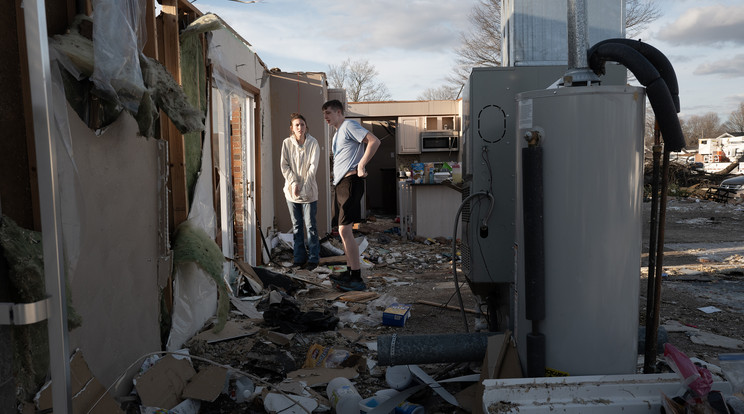 Lakosok tornádó után takarítanak az Indiana állambeli Winchesterben / Fotó: Getty Images