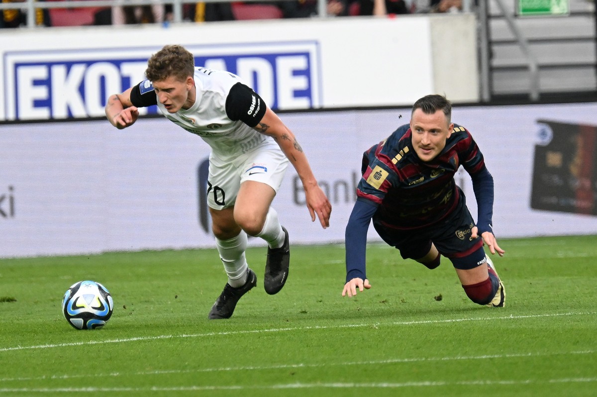 Piłkarz Pogoni Szczecin Fredrik Ulvestad (P) i Wojciech Hajda (L) z Puszczy Niepołomice podczas meczu Ekstraklasy