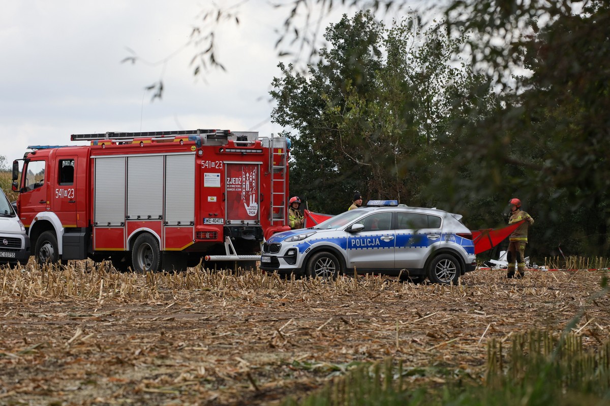 służby na miejscu gdzie znaleziono obiekt przypominający drona