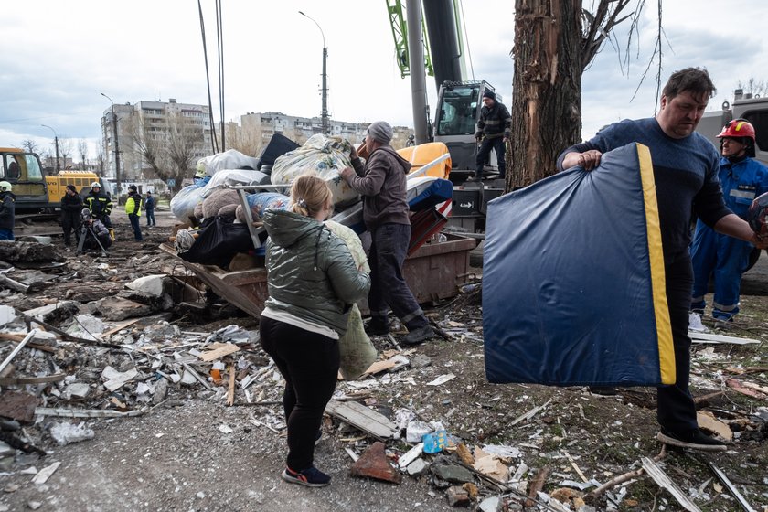 Pralka, materac, pościel, parę tobołków - tyle uratowali z mieszkania po wybuchu bomby