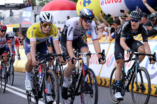 Od prawej: Niemiec Nikias Arndt z grupy DSM, Słoweniec Matej Mohoric z Bahrain-Merida i lider Portugalczyk Joao Almeida z Deceuninck-Quick Step na mecie 5. etapu 78. Tour de Pologne w Bielsku-Białej