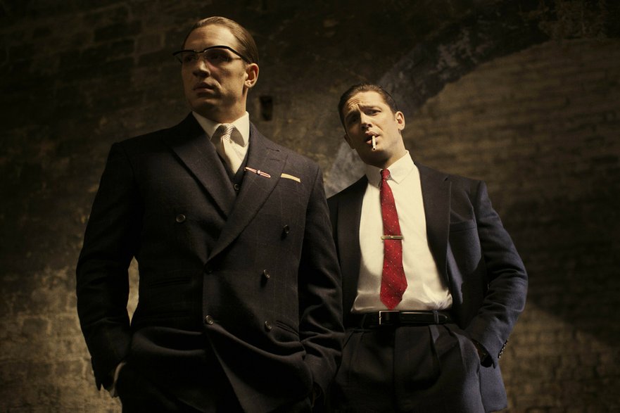 Tom Hardy jako Ronnie i Reggie Kray