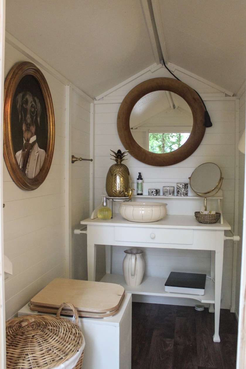 Un ravissant cabinet de toilette vient compléter le glamping. 