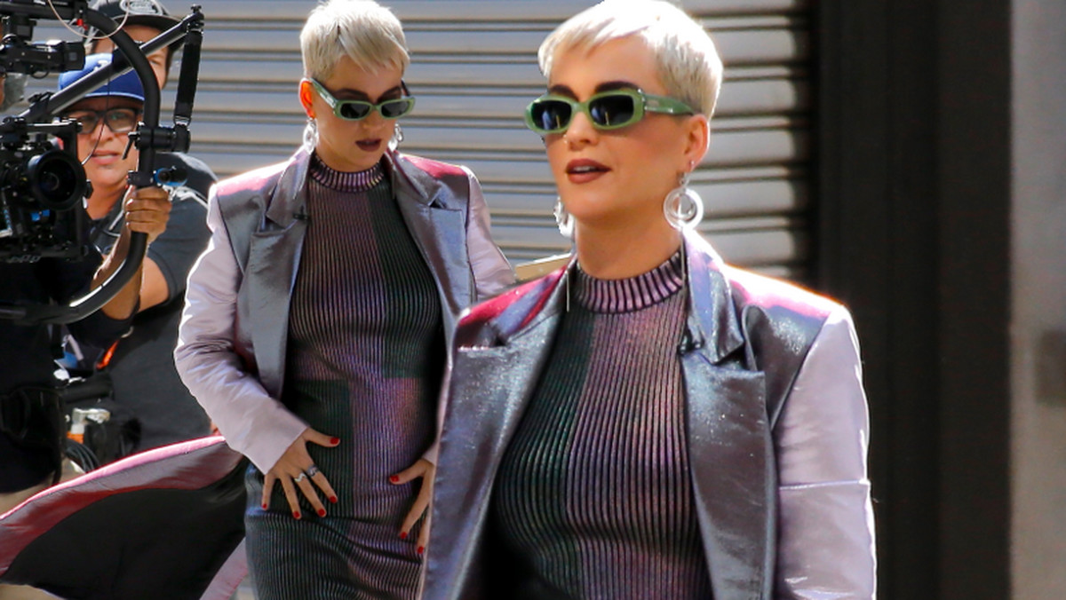 Katy Perry, która od kilku lat eksperymentuje z coraz krótszymi włosami, ostatnio mocno skróciła włosy. Kilka dni temu piosenkarka zamieściła na Instagramie zdjęcie w przefarbowanych na blond bardzo krótkich włosach ukrytych pod kapturem.