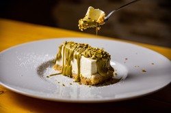 Sernik dubajski bez pieczenia. Hit, który podbija internet