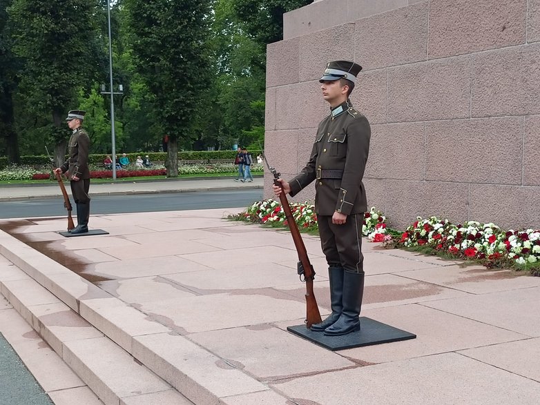 Warta pod Pomnikiem Wolności