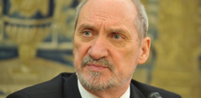 Macierewicz podważa godzinę katastrofy