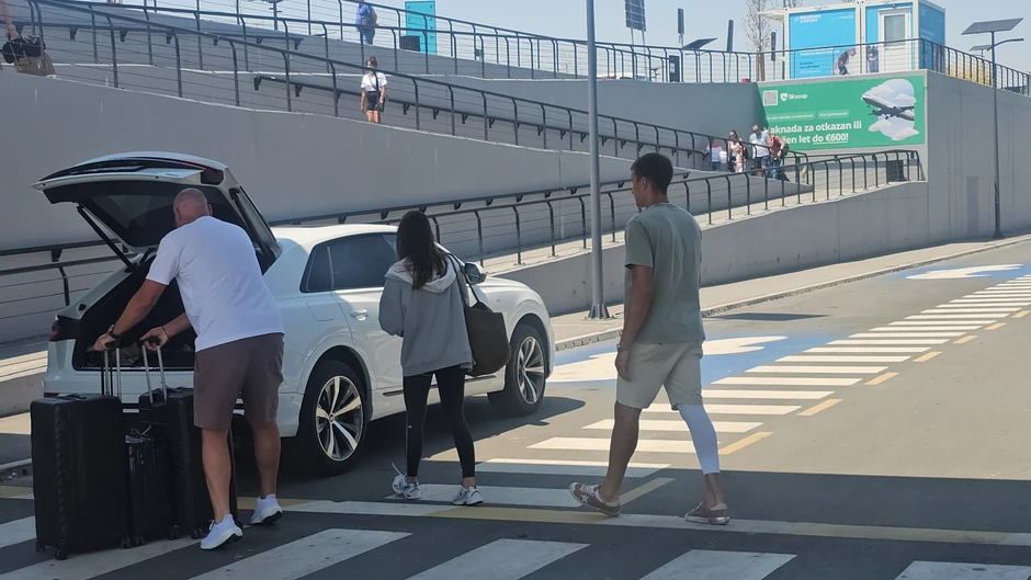 Bogdan Bogdanović sa nepoznatom devojkom