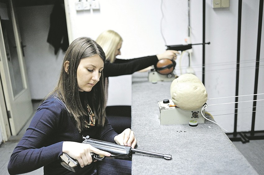 Puca se iz vazdušne puške ili pištolja