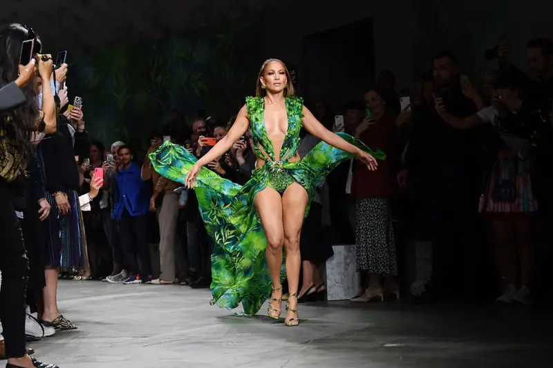 Jennifer Lopez Versace fot. Jacopo Raule / ContributorGettyImages