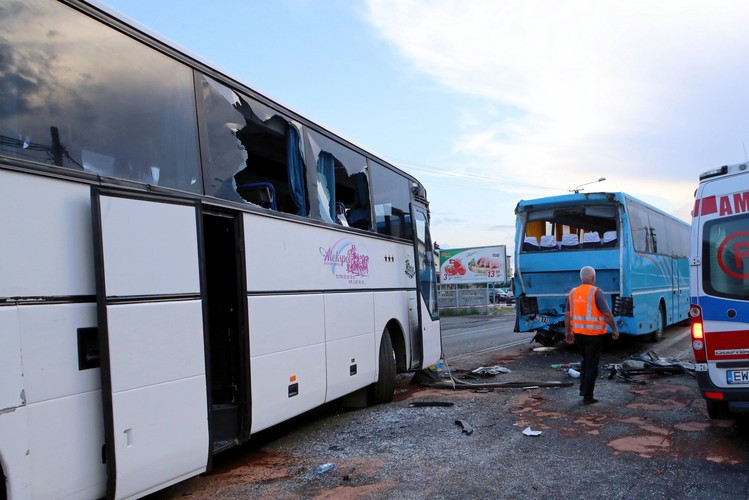 Miejsce wypadku dwóch autokarów na drodze krajowej nr 74 w miejscowości Rusiec koło Bełchatowa