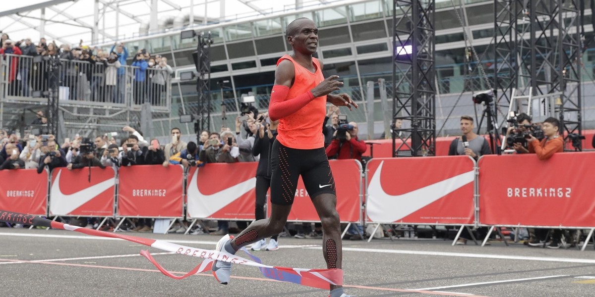 Kipchoge pobiegł szybciej od rekordu świata, ale celu nie osiągnął