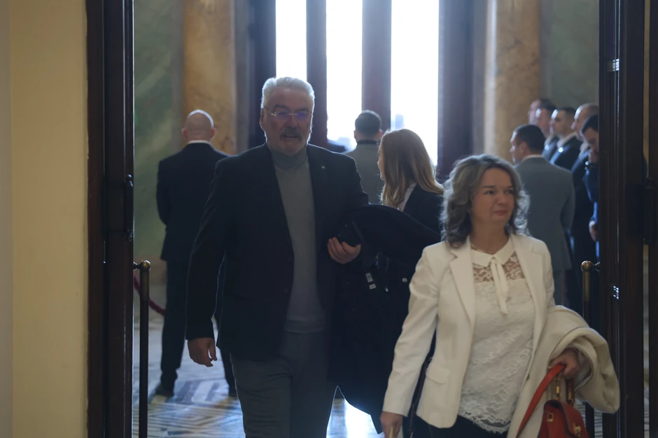 Poslanici pristižu u parlament