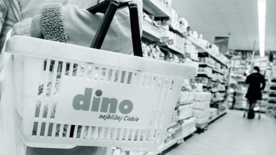 Podstawowy koszyk zakupowy Dino jest droższy niż w Biedronce, ale cenowo konkurencyjny wobec tego, co oferują lokalne sklepy.