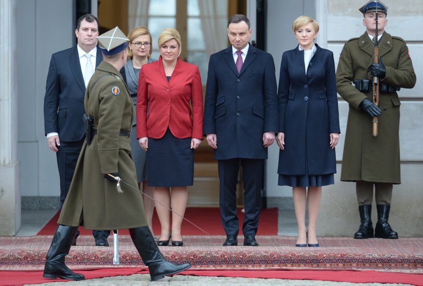 Agata Duda w granatowym płaszczu. Elegancka?