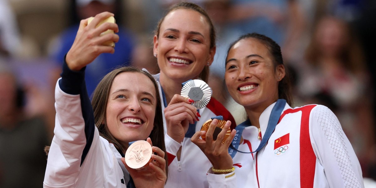 Iga Świątek (ze lewej) jest dumna z olimpijskiego medalu. Polka zabrała go do USA.