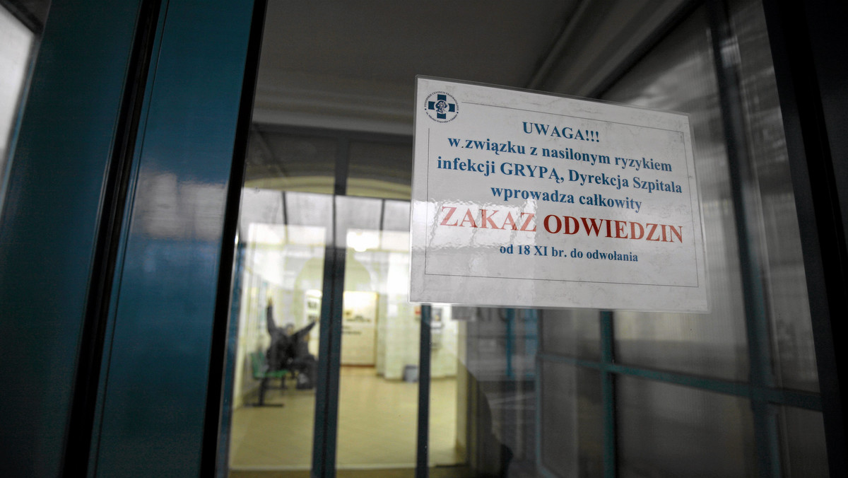 Szpital powiatowy w Dębicy (Podkarpackie) wprowadził do odwołania zakaz odwiedzin pacjentów. Dyrekcja placówki wyjaśnia, że ma to związek ze zwiększoną liczbą zachorowań i koniecznością ochrony pacjentów.