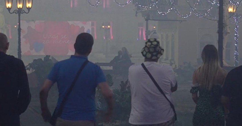 Car verio Aleks, zadrugari ih gledaju