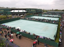 Na Wimbledonie ciągle pada. Radwańska znów musi czekać
