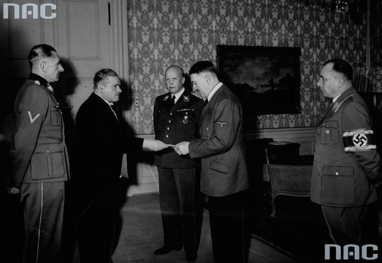 Martin Bormann (pierwszy z prawej)