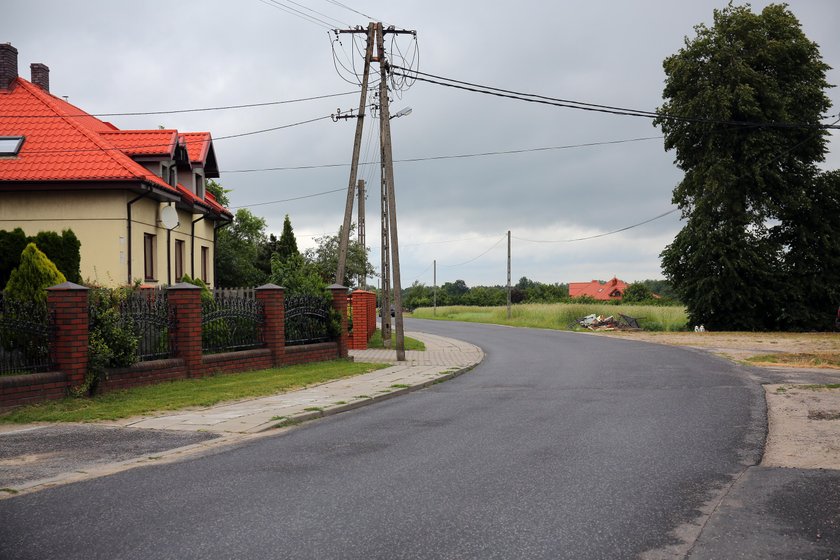 Śmierć na miejscu. 23-latek uderzył w przydrożną kapliczkę