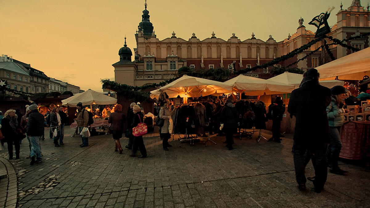 Pochód Młodzieży Mikołajowej, budowanie szopki z piernika, spotkanie ze Świętym Mikołajem, wspólne kolędowanie, kolejna edycja międzynarodowego projektu "Mosty Między Miastami", koncerty, przedstawienia i prezentacje małopolskich gmin - to tylko cześć wydarzeń towarzyszących tegorocznej edycji Targów Bożonarodzeniowych, które odbywają się na Rynku Głównym w Krakowie.