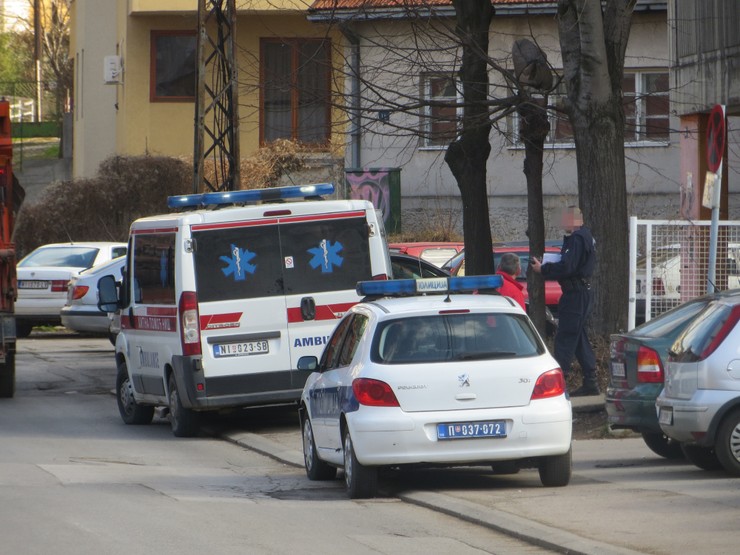 NIS01 policija i hitna pomoc u Ulici Stanoja bunusevca gde je mladic pao sa zgrade foto Branko Janackovic