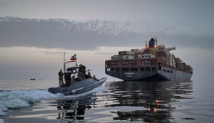Gliser Iranske revolucionarne garde prilazi teretnom brodu "Epaminondas" tokom navodne zaplene plovila u Ormuskom zalivu 21. aprila