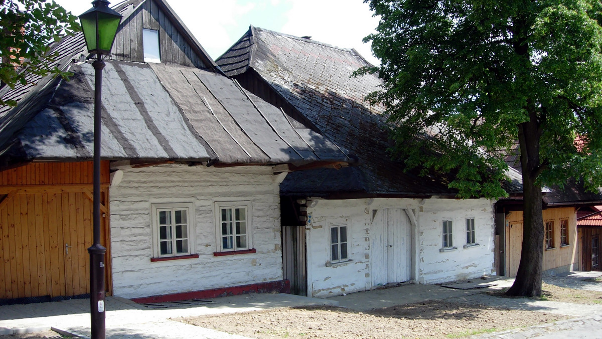 Jechaliśmy dalej mimo Kalwarii, klasztoru Bernardynów i starego zamku lanckorońskiego, leżących na dwu górach, doliną od siebie przedzielonych, z których zamkowa - naga i pusta klasztorna - ogrodami pokryta, tak piękne mają widoki, iż przechodzą wszystkie widoki Saksonii. Dolina przy wsi Brody, gdzieśmy popasali, tak piękna jak Wildetal, tak rozkoszna jak Marjenbad... (Julian Moszczyński, Podróż do Prus, Saksonii i Czech odbyta w 1838 - 39)