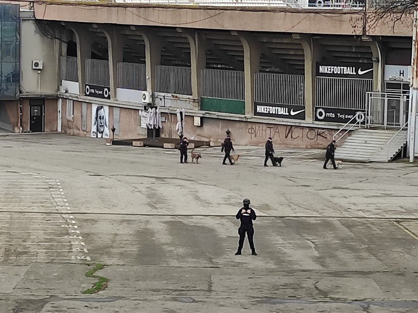 Policija dovela pse tragače na stadion JNA