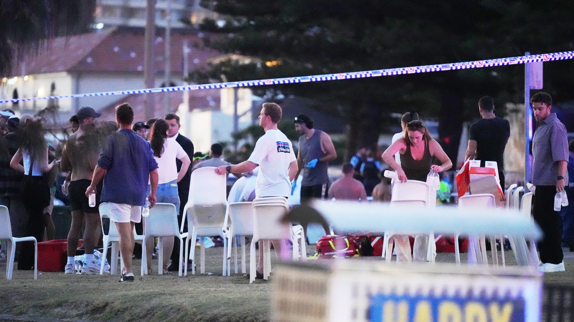 Na pláži Bondi Beach v Sydney sa strieľalo.