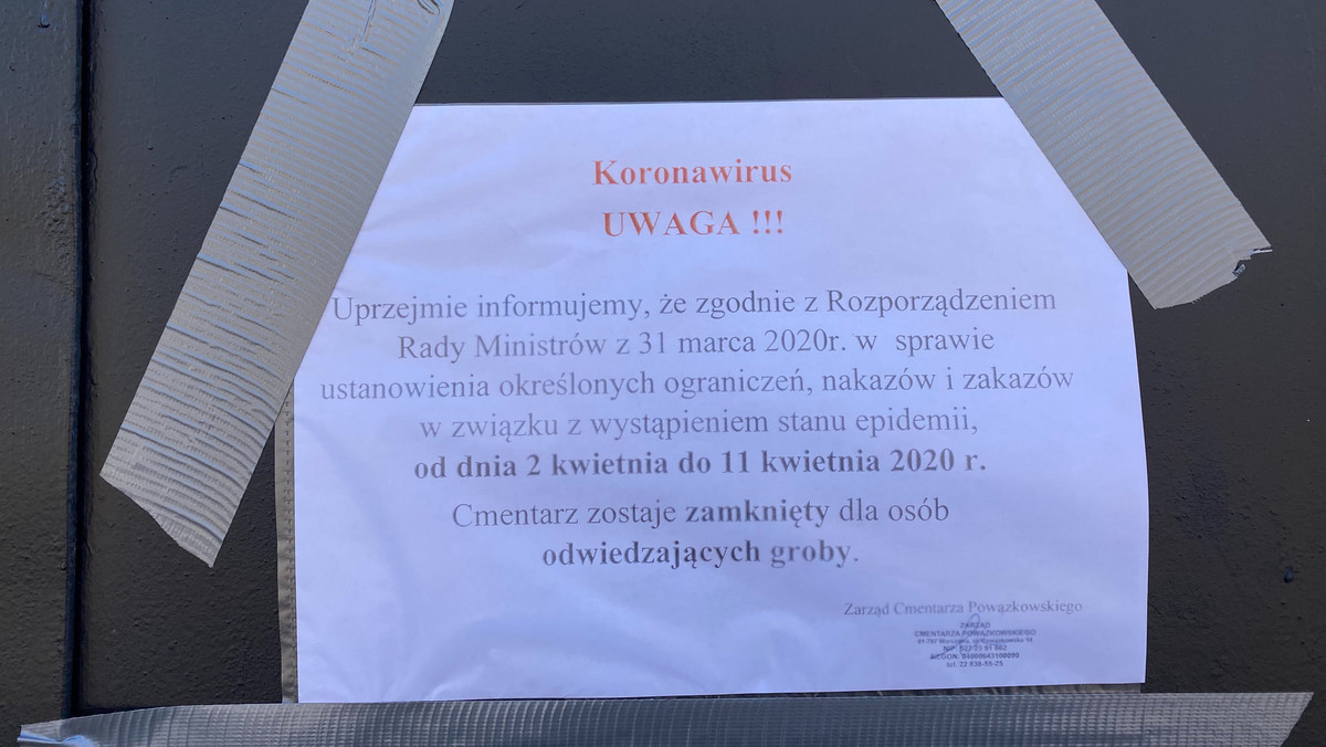 Koronawirus w Polsce. Kaczyński odwiedza Powązki zamknięte dla odwiedzających