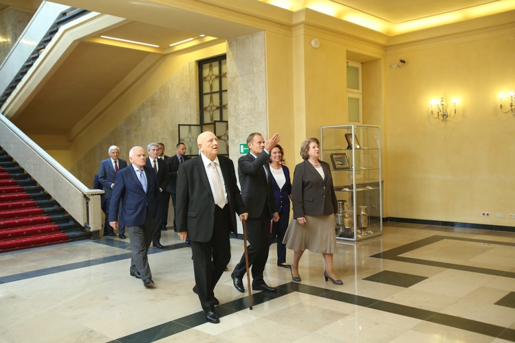 Uroczystości z okazji 25-lecia powołania rządu Tadeusza Mazowieckiego, z udziałem premiera Donalda Tuska, byłych szefów rządów po 1989 r. oraz synów Tadeusza Mazowieckiego w KPRM w Warszawie