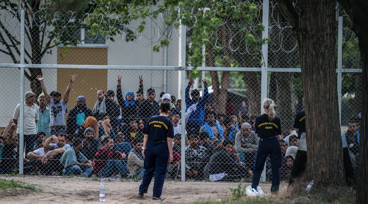 A migránsok a kiskunhalasi táborból szöktek meg, ahol korábban többször lázongtak a menekültek / Fotó: MTI