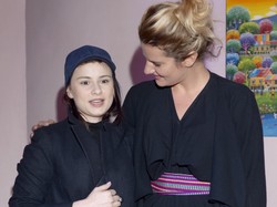 Promotorki z powołania: koleżanka obłapia piersi Zofii Zborowskiej na otwarciu knajpy...FOTO