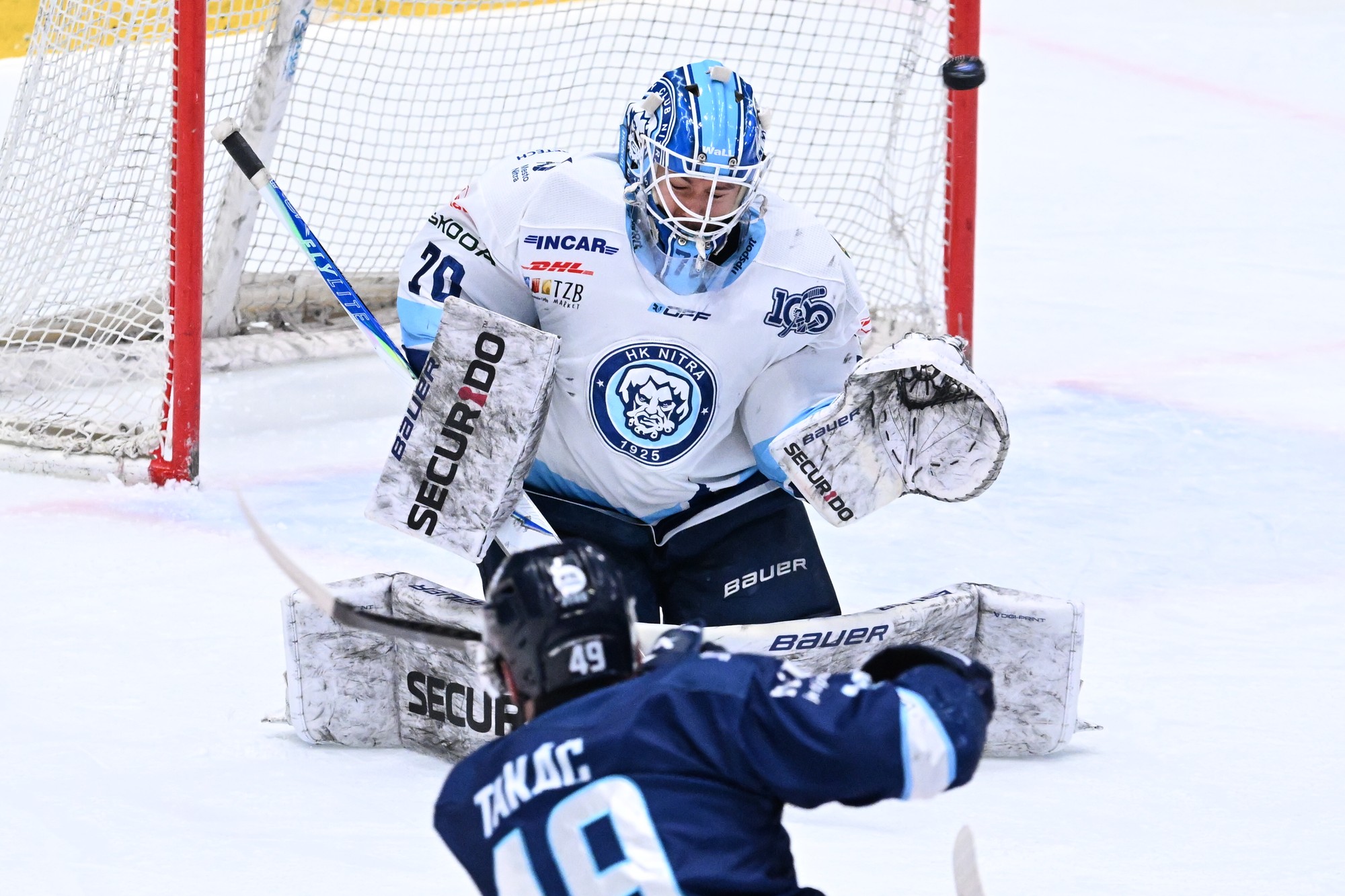 Samuel Takáč (Slovan) a brankár Jasper Patrikainen (Nitra). 
