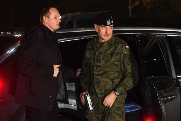 Szef Sztabu Generalnego Wojska Polskiego gen. Rajmund Andrzejczak w drodze na spotkanie w Biurze Bezpieczeństwa Narodowego