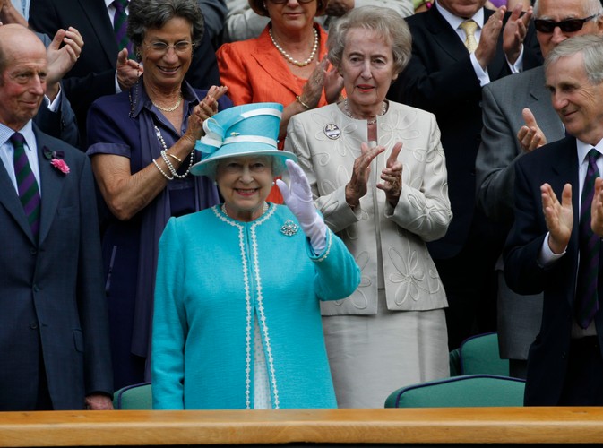 Królowa Elżbieta II odwiedziła trawiaste korty All England Club, na których rozgrywany jest wielkoszlemowy turniej tenisowy Wimbledon