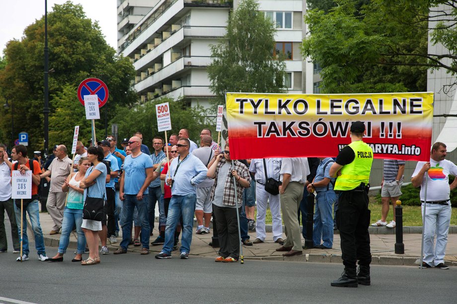 Manifestacja warszawskich taksówkarzy przeciwko m.in. firmie Uber.