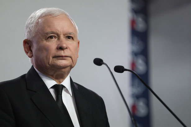 Kaczyński odpowiada na jedno z haseł demonstrantów: Ten dyktator jest tak łagodny, że można oblegać mu dom