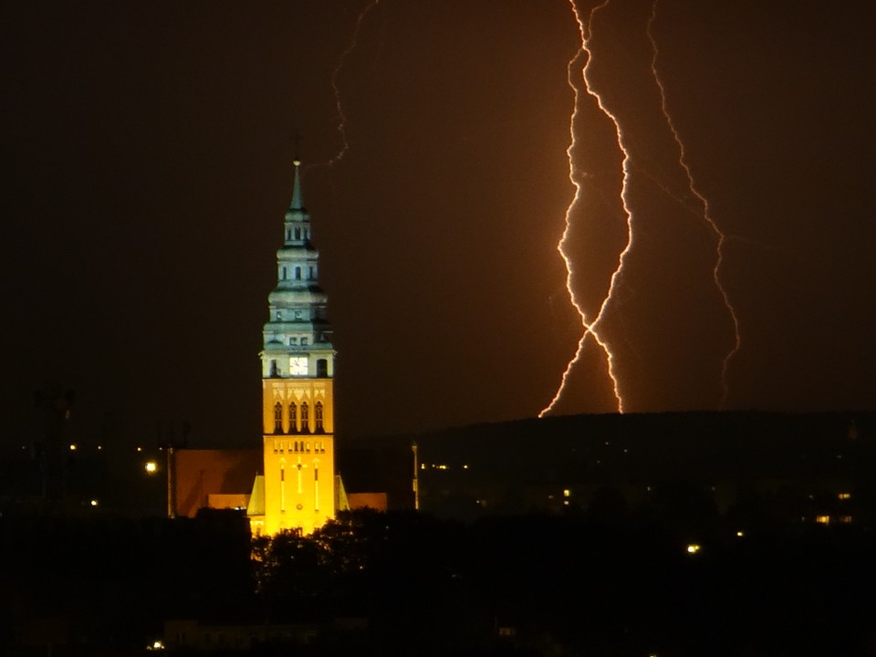 Gliwice. Kościół Św. Bartłomieja, wyładowania nad Garbem Tarnogórskim, fot. Edward/Daj znać