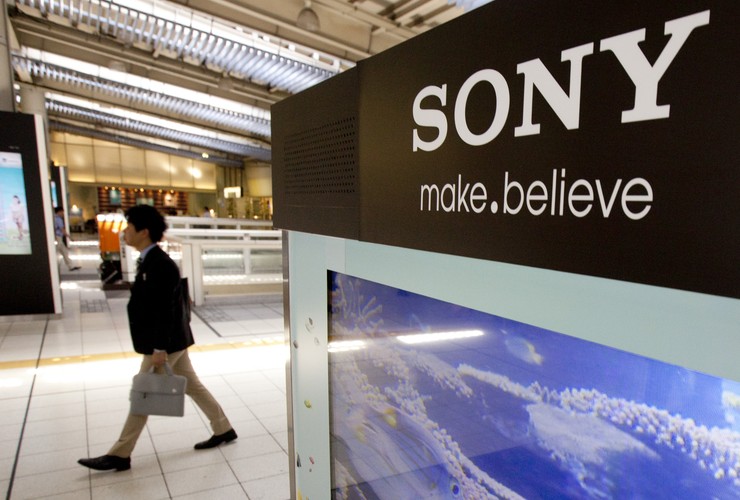 2. Nacjonalizacja największych japońskich spółek elektronicznych Japoński przemysł elektroniczny, niegdyś chluba kraju, wchodzi w fazę terminalną, pokonany przez Koreę Południową. Przy łącznych rocznych stratach w wysokości 30 mld USD dla samych tylko Sharp, Panasonic i Sony, wiarygodność kredytowa znacznie się pogarsza, a rząd japoński nacjonalizuje najważniejsze podmioty w branży w podobny sposób, w jaki rząd amerykański wyciągnął z tarapatów swój przemysł motoryzacyjny.