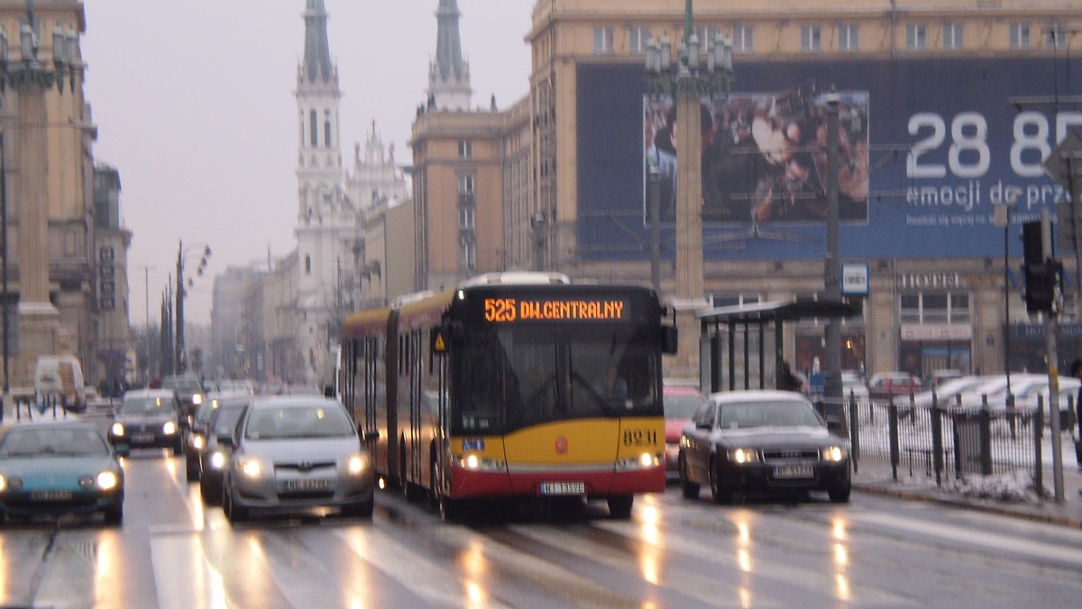 Zawieszone niektóre linie tramwajowe i autobusowe, inne kursujące częściej, jeszcze inne rzadziej, inaczej jeżdżące metro i SKM – tak będzie w Warszawie w ostatnich dniach roku. Duże zmiany w komunikacji nastąpią w sylwestrową noc i Nowy Rok. Podpowiadamy, jak w najbliższych dniach poruszać się po stolicy.