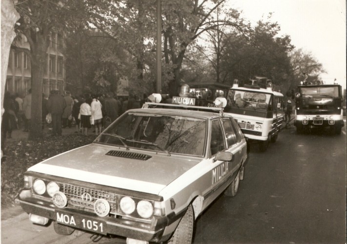 Milicyjny polonez, a za nim żuk i star