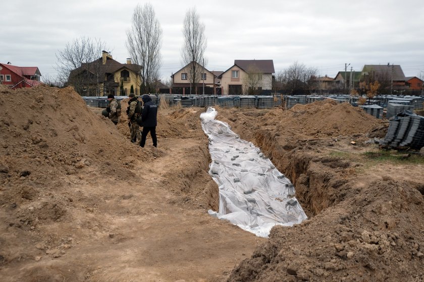 Najbardziej uderzający był jednak widok masowych grobów. 